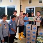 Bupati dan Wakapolres Morut Serahkan Bantuan Sembako ke Korban Banjir di Petbar