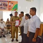 Serahkan SK PPPK Morut ke 236 Guru, Ini Pesan Bupati Delis