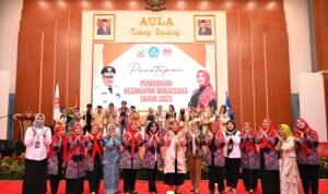 Tutup PKW Dekranasda, Sofha Marwah Kenakan Baju Berbahan Kain Ecoprint Karya Sendiri