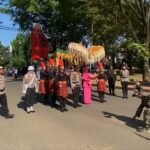 Kapolda Sulsel Tiba di Makassar, Andi Rian Djajadi Bak Raja Dipayungi Khas Kerajaan