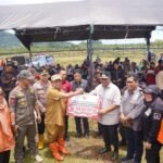 Korban Tanah Longsor Bastem Utara Terima Santunan
