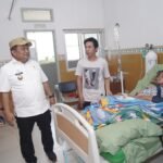 Pj Bupati Luwu Jenguk Korban Tanah Longsor yang Dirawat di Rumah Sakit