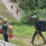 Nakes Sulsel Rela Jalan Kaki untuk Layani Korban Banjir dan Longsor di Titik Terisolir Latimojong