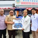 Asrul Sani Serahkan Bantuan Alsintan dari Kementan Kepada Unanda Palopo