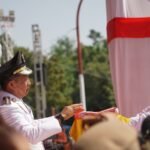 HUT RI ke-79 di Morowali, Pj Bupati Yusman Mahbub YSerahkan Bendera Pusaka ke Putrinya