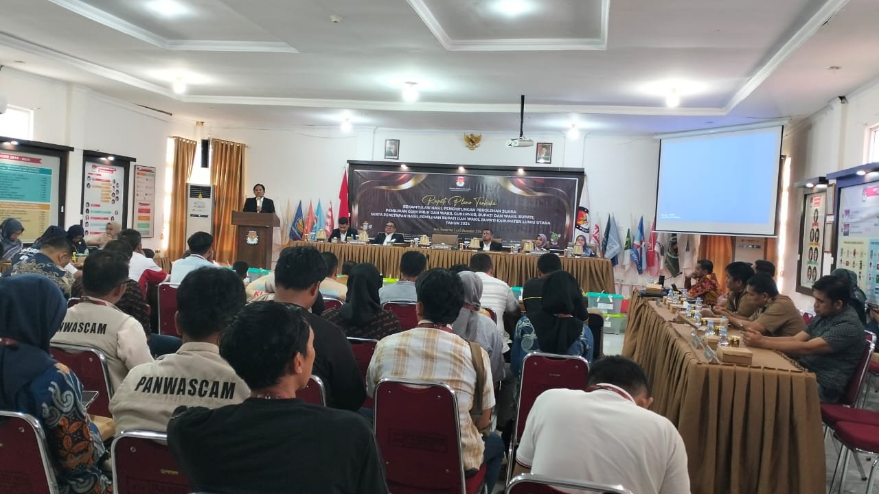 Rapat pleno terbuka rekapitulasi hasil penghitungan perolehan suara pemilihan Gubernur dan Wakil Gubernur Sulawesi Selatan, serta Bupati dan Wakil Bupati Luwu Utara, Selasa, 3 Desember 2024, di Aula Demokrasi KPU Luwu Utara. (accy/centralnews.co.id)