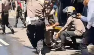 Unjuk Rasa di Makassar Ricuh, Mahasiswa Bentrok dengan Polisi