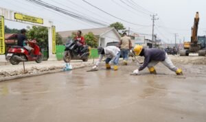 Jalan Nasional Bahodopi – Batas Sultra Rusak Parah, PT IMIP Lakukan Perbaikan