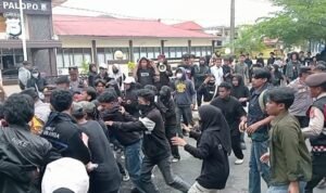 Tuntut Pelaku Pembunuh Feni Ere Ditangkap, Mahasiswa Nyaris Bentrok Saat Demo di Mapolres Palopo