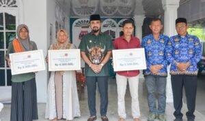 Bupati Iskandar Al-Farlaky Serahkan Bantuan Untuk Korban Angin Kencang