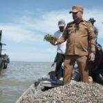 Wabup Asahan Bersama Danlanal dan Satpol Air Tabur Benih Kerang Dara di Pesisir Desa Silo Baru