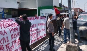 Puluhan Warga Unjuk Rasa di Kantor PNM Palopo, Tuntut Pengembalian Sertifikat Tanah