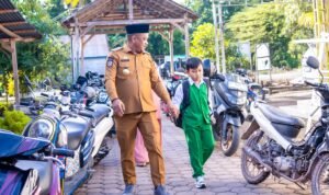 Dukung Gerakan Ayah Teladan, Bupati Luwu Antar Anak di Hari Pertama Sekolah