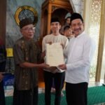 Pj Wali Kota Palopo Serahkan Sertifikat Wakaf dalam Safari Jumat di Masjid Nurul Iman
