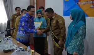 Bupati Luwu dan Ketua TP PKK Dikukuhkan sebagai Ayah dan Bunda GenRe oleh BKKBN Sulsel