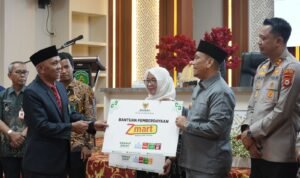 Bupati Irwan Lantik Pimpinan dan Pengawas Baznas Lutim Periode 2025-2030