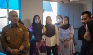 Bupati Irwan Melayat ke Rumah Duka Purnawirawan Polisi Bripka Noldin