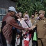 Wabup Asahan Salurkan Bantuan Dana dari Kementerian Sosial untuk Warga Korban Angin Puting Beliung