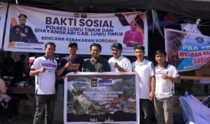 Bersama Anak Muda Tomoni, Anggota DPRD Dwi Heryanto Turun Langsung Sapa Korban Kebakaran Sorowako