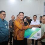 Wabup Asahan Serahkan Kartu BPJS Ketenagakerjaan kepada 4.900 Orang Pekerja Rentan Secara Simbolis