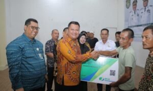 Wabup Asahan Serahkan Kartu BPJS Ketenagakerjaan kepada 4.900 Orang Pekerja Rentan Secara Simbolis