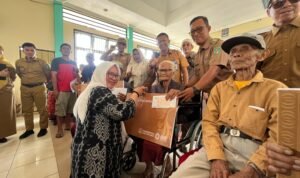 Wabup Puspawati Salurkan Bantuan Tunai untuk Ratusan Lansia di Angkona dan Kalaena