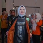 Wakil Ketua Dekranasda Luwu Pamerkan Gaun Motif Luwu di UMKM FI3STA 2025